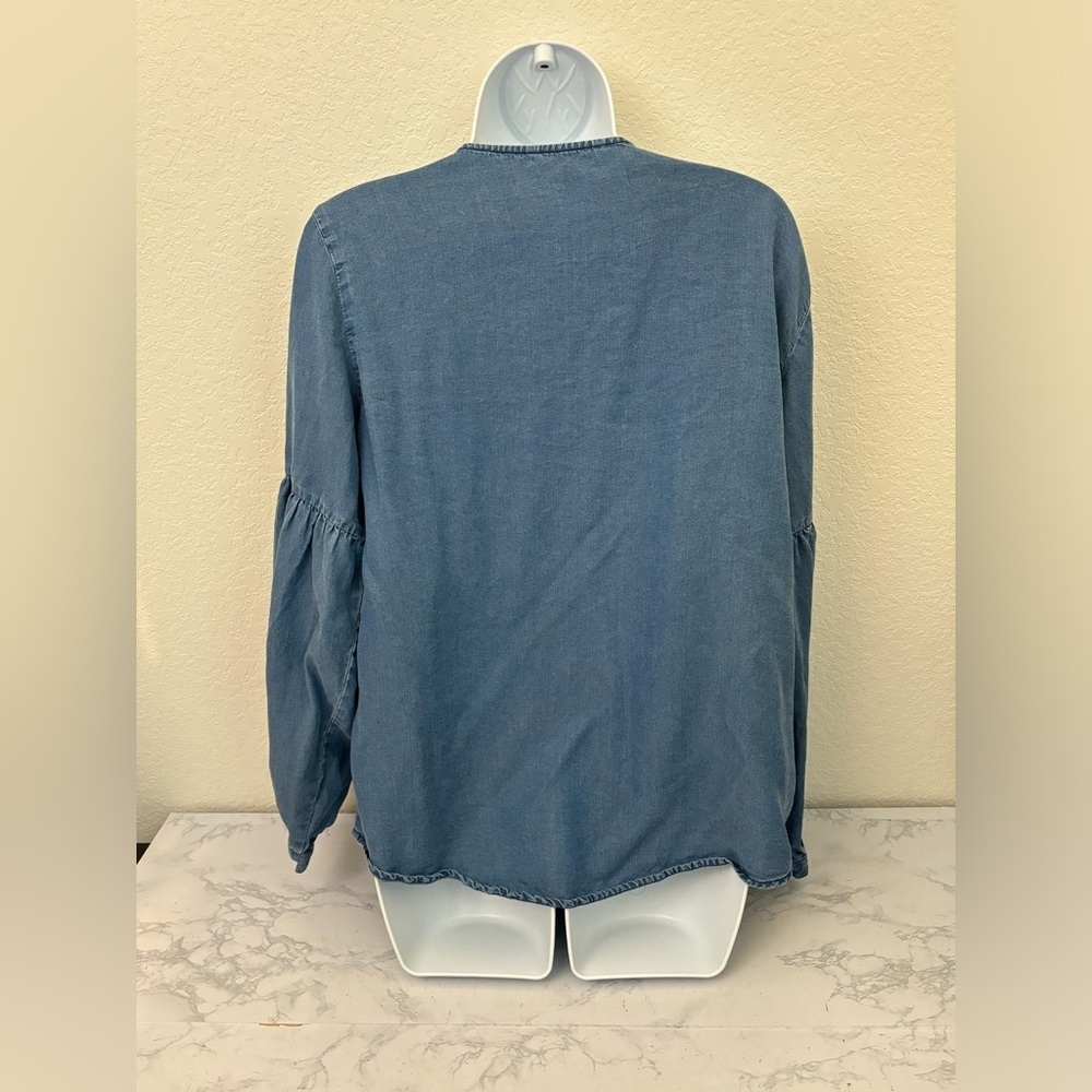 Banana Republic M Top Women's Blue Chambray Peasant Sleeve Boho Denim Blouse - Picture 3 of 5